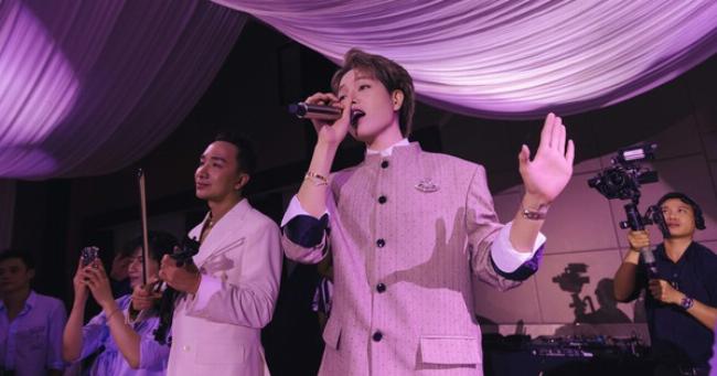 Cặp đôi hạnh phúc khiêu vũ trong đám cưới, âm nhạc lãng mạn.